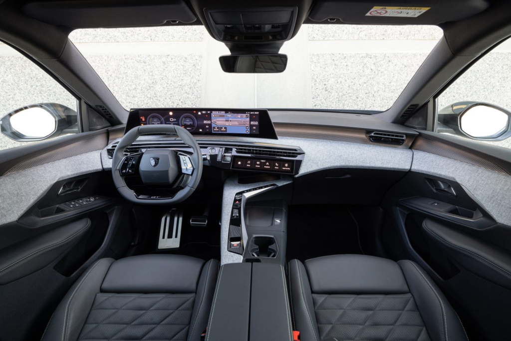 Intérieur de la Peugeot e-5008
